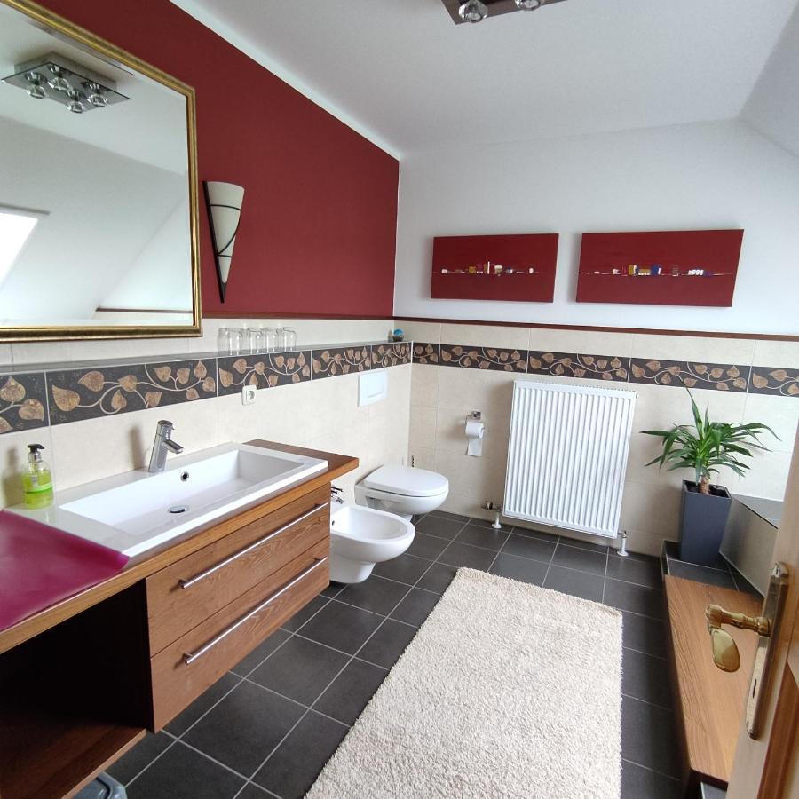 Ferienwohnung Adelhardt Eckersdorf Bagian luar foto